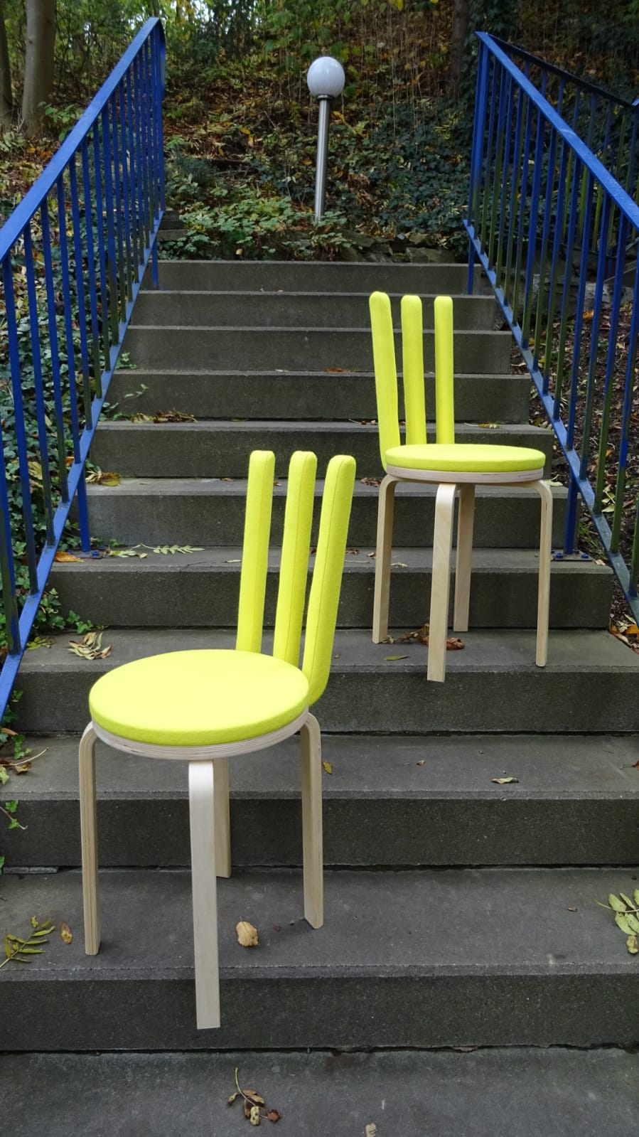 Vier umgebaute Hocker zu zwei neuen Stühlen mit neon Bezug