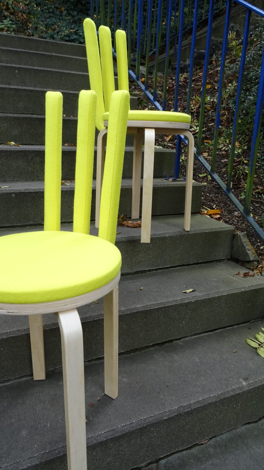 Vier umgebaute Hocker zu zwei neuen Stühlen mit neon Bezug